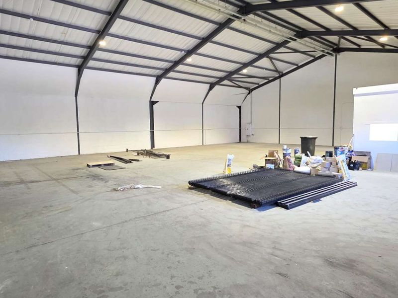 Spacious Warehouse in Retreat - Photo 4