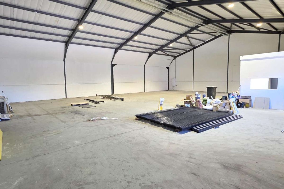 Spacious Warehouse in Retreat - Photo 4