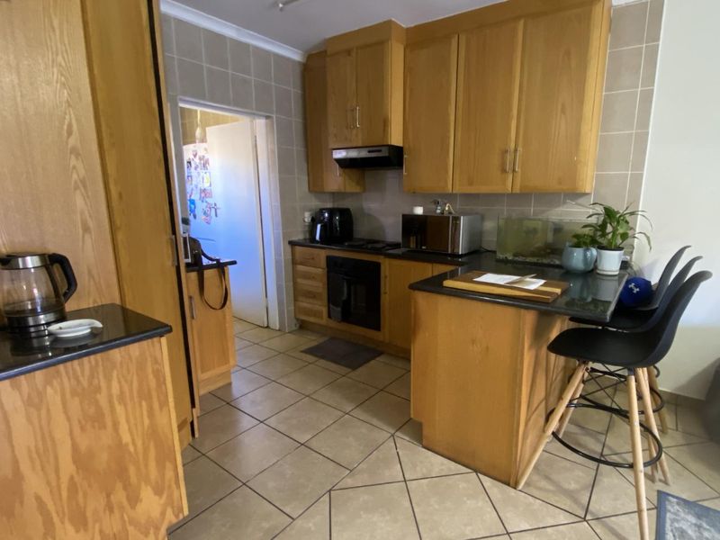 Ideal Starter Home: 2-Bedroom Townhouse in Rooihuiskraal - Photo 8