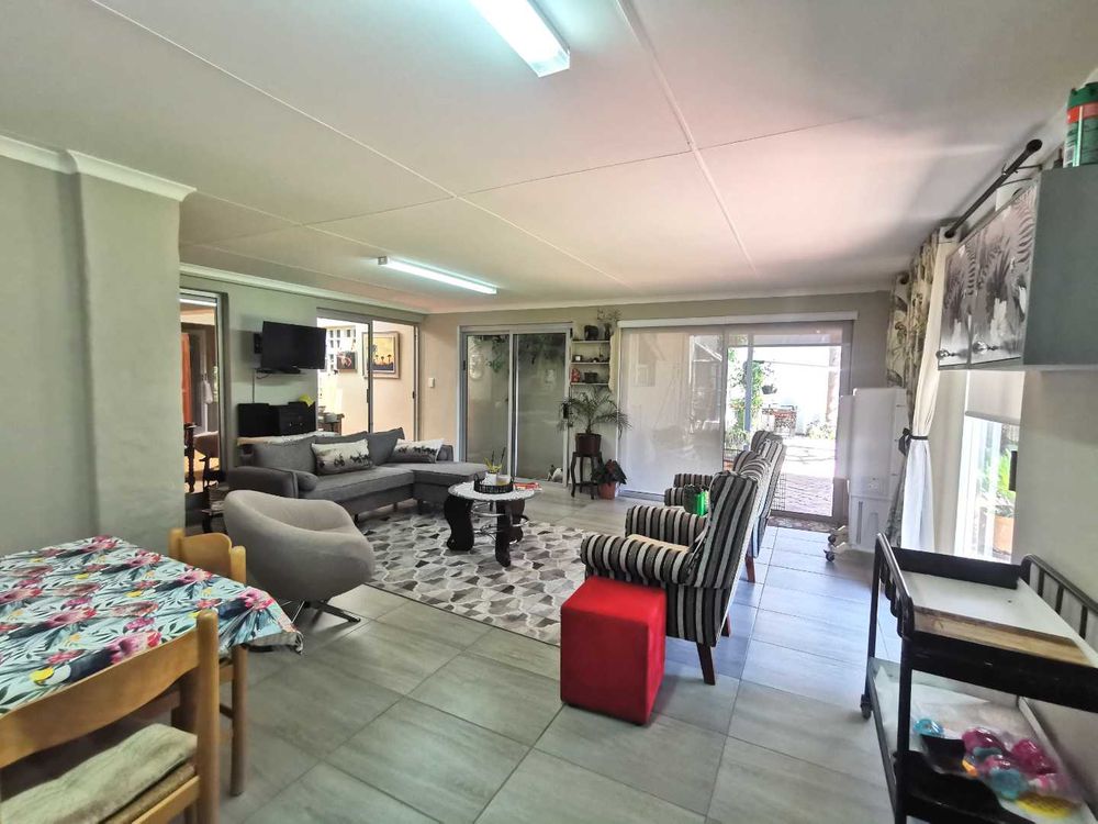 NEXT TO THE OPEN-PLAN KITCHEN WITH LOUNGE IS THIS INDOOR ENTERTAINMENT/FAMILY  ROOM WITH BUILT-IN BRAAI 