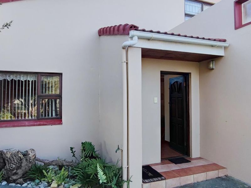 Coastal Paradise Awaits: Your Franskraal Haven Just 100 Meters from the Beach! - Photo 5