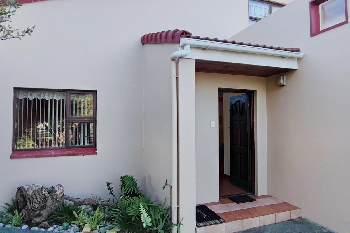 Coastal Paradise Awaits: Your Franskraal Haven Just 100 Meters from the Beach! - Photo 5