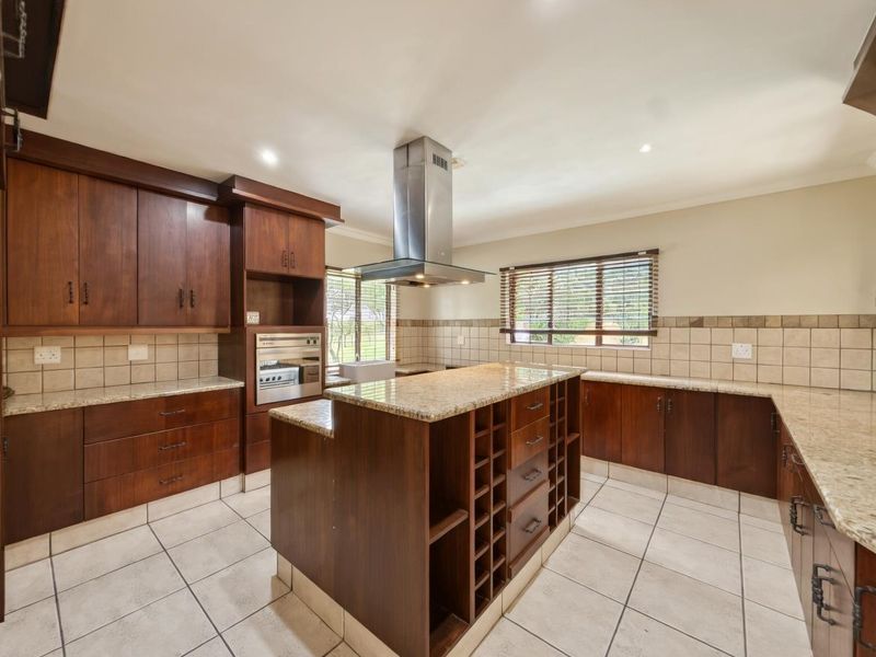 Waterkloof Golf Estate Gem – 4 Beds, Pool, Golf Course Views & Pure Elegance - Photo 9