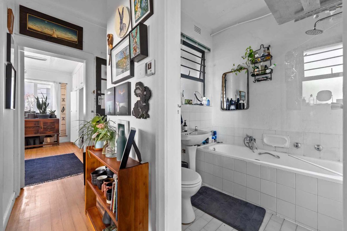 One Bedroom Apartment in Prime Vredehoek Location - Photo 5