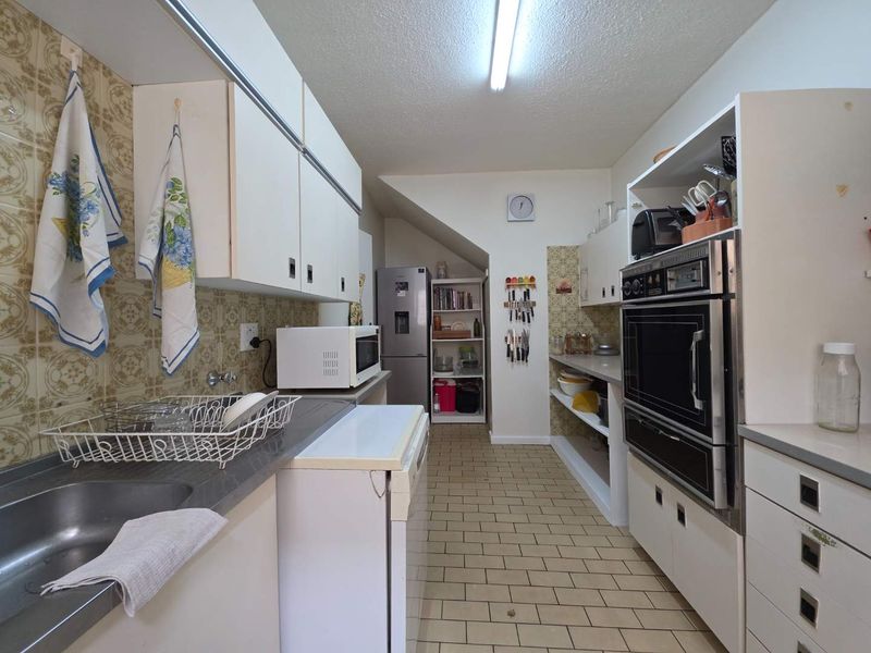 Spacious Cluster with pool and staff accomodation - River Club Sandton - Photo 4