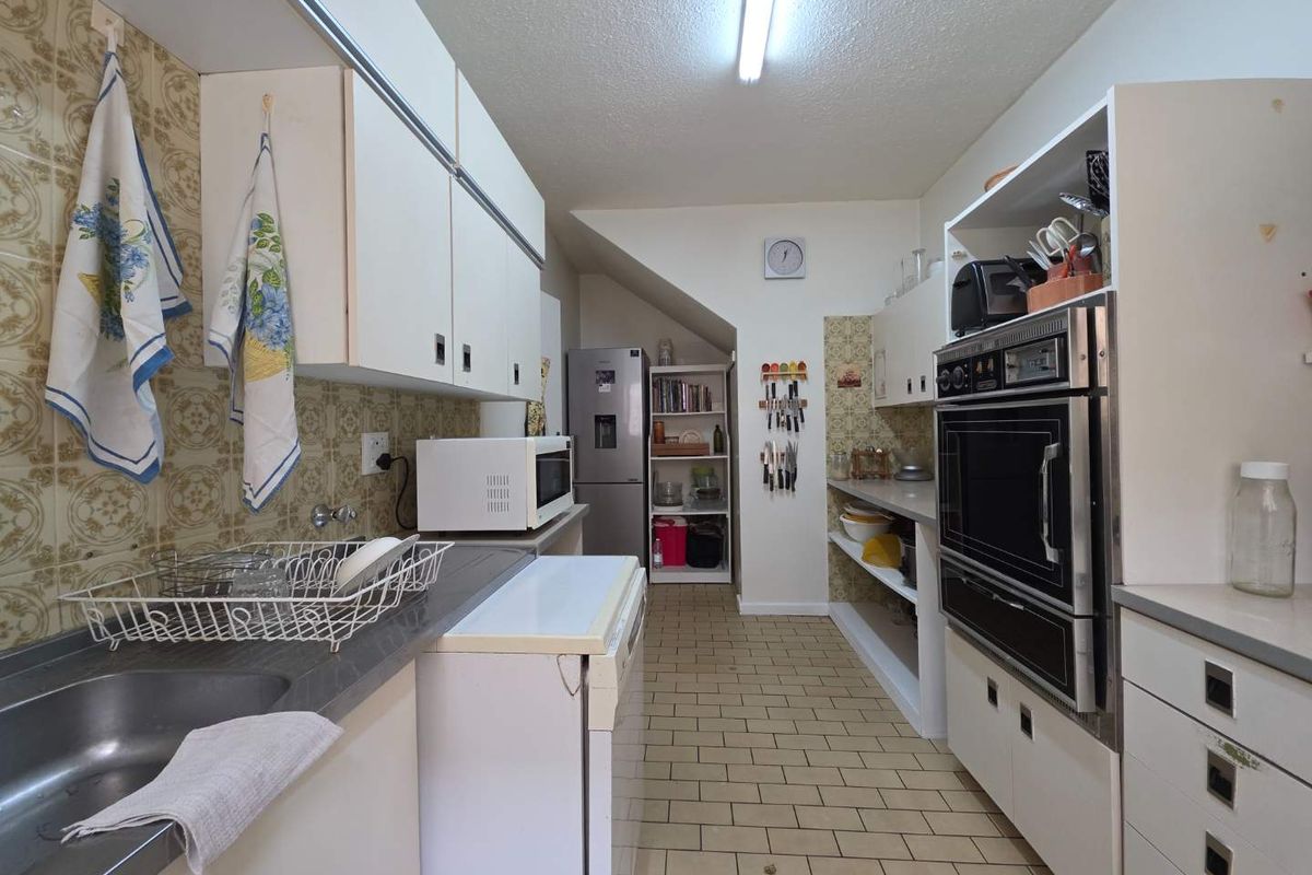 Spacious Cluster with pool and staff accomodation - River Club Sandton - Photo 4