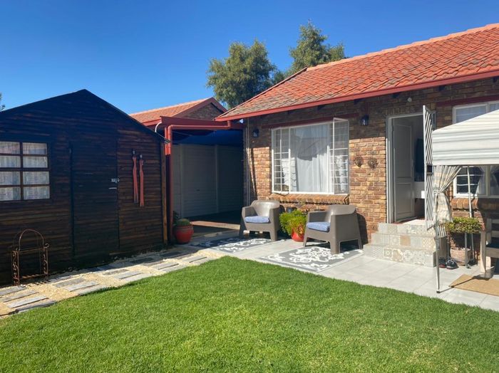 Property #2472996, Townhouse For Sale in Highveld