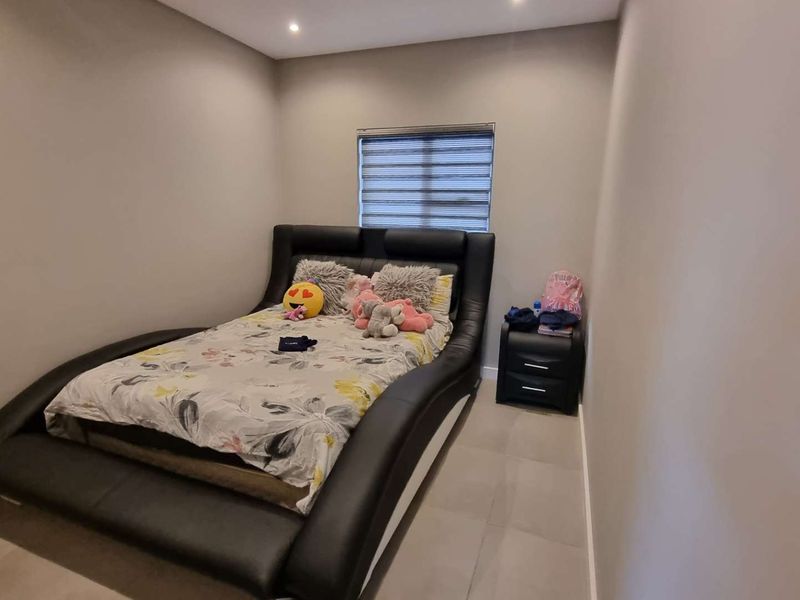 Modern 3-Bedroom Home with Outdoor Jacuzzi in a Prestigious Olivedale Estate - Photo 8