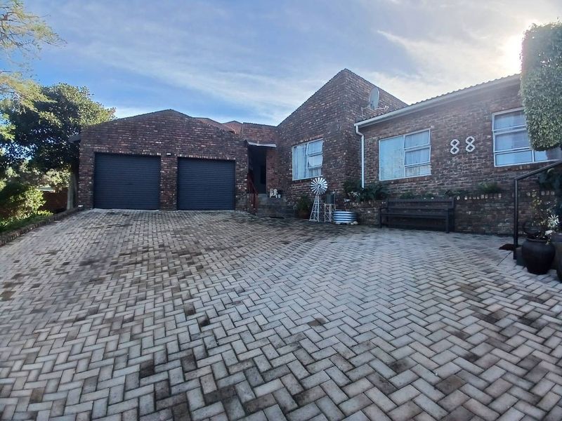 Spacious Face-brick home with panoramic ocean views - Photo 1