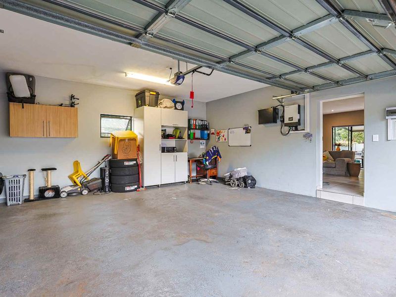 Modern, Solar-Powered 3 Bedroom Home in Sought-After Estate - Photo 7