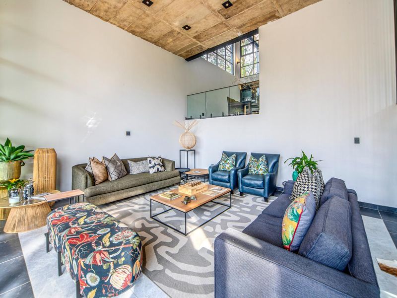 Modern Home In The Prestigious Waterkloof - Photo 10