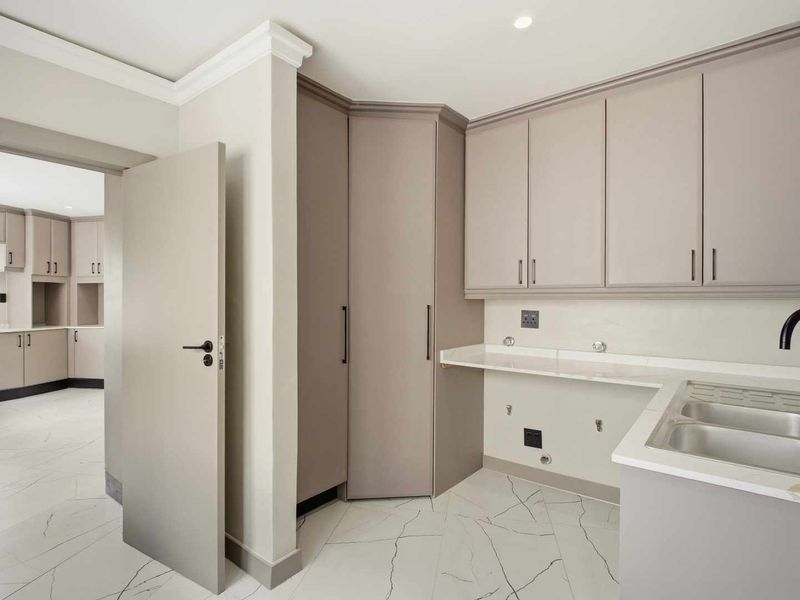 Be the first to rent this Luxury Family Home | Newly Renovated Modern Masterpiece in Prime Waterkloof Ridge - Photo 10