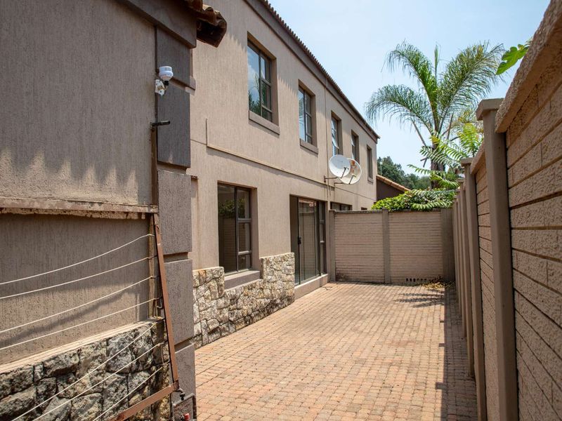 Exceptional Duplex 3 Bedroom Townhouse for Sale - Comfort-  Stylish - Photo 2