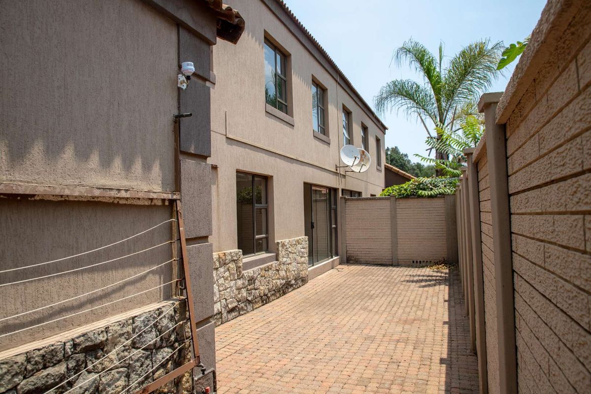 Exceptional Duplex 3 Bedroom Townhouse for Sale - Comfort-  Stylish - Photo 2