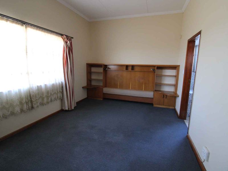 Huge Family House - Photo 9