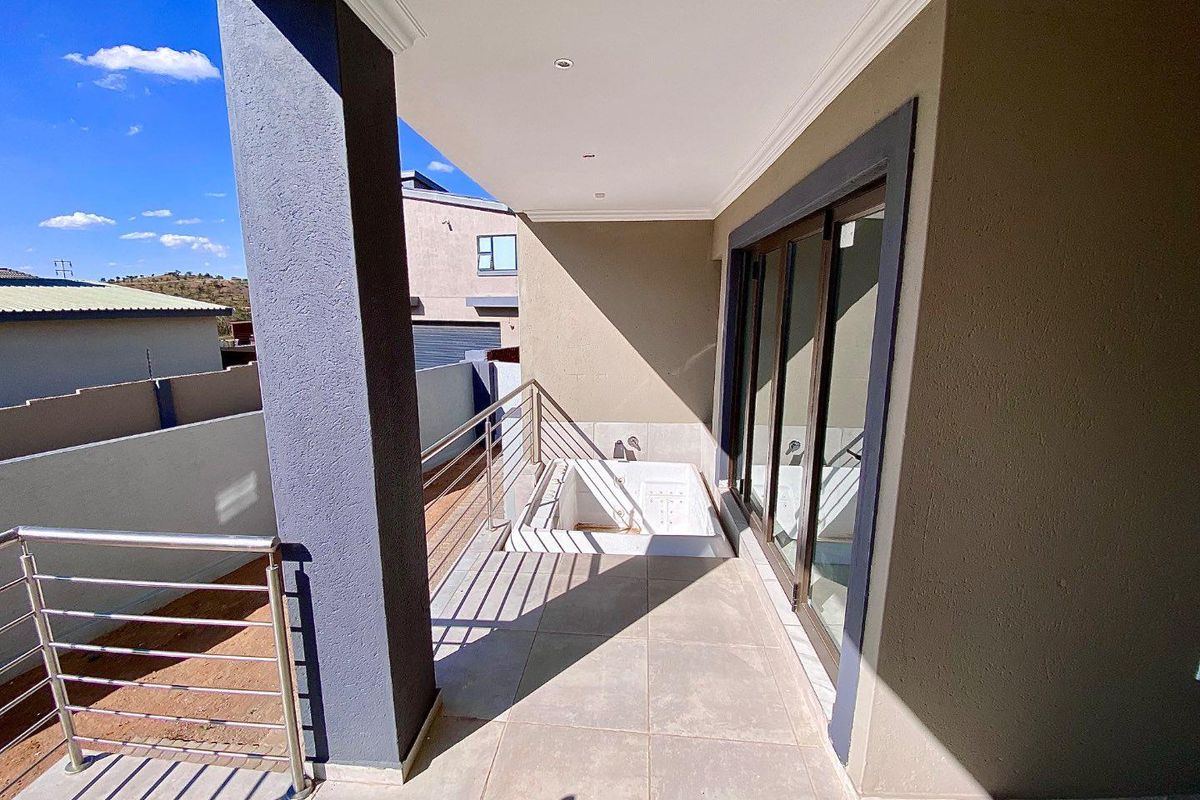 Epitome of luxury living. - Photo 4