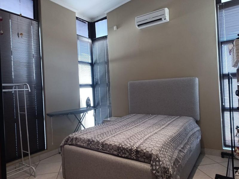 3 Bedroom Townhouse For Sale in Olympia - Photo 4