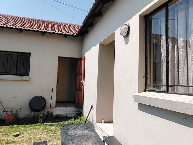 STUDENT ACCOMODATION 11 ROOMS  - RUNNING CONCERN - VERY CLOSE PROXIMITY TO UJ - OPEN TO REASONABLE OFFERS - Photo 8