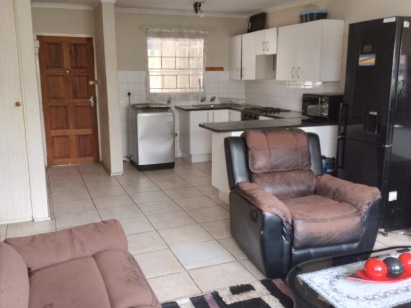 THREE BEDROOM TOWNHOUSE FOR SALE IN RAVENSWOOD - Photo 2