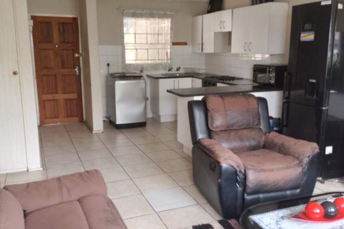 THREE BEDROOM TOWNHOUSE FOR SALE IN RAVENSWOOD - Photo 2