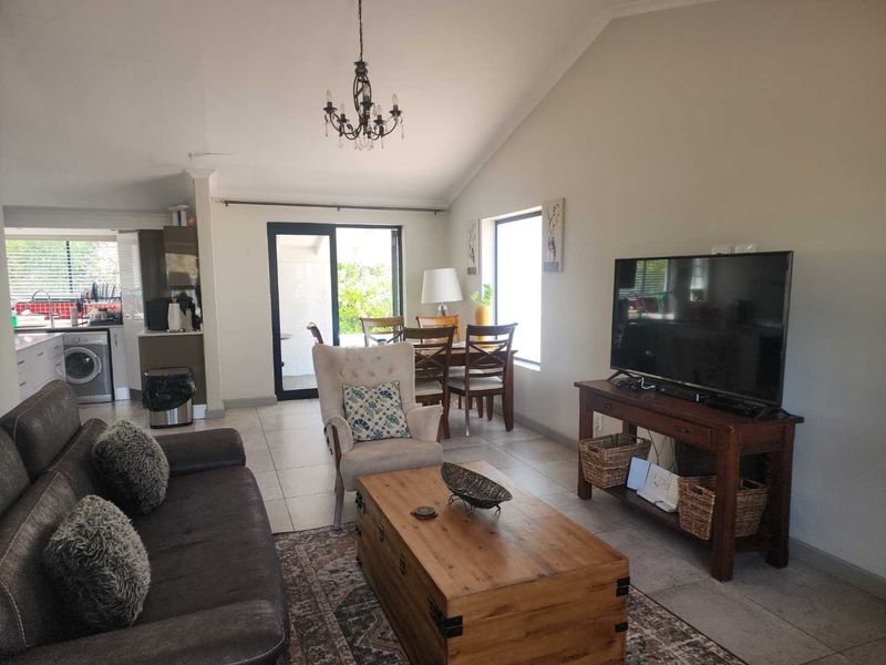 3 Bedroom Modern Family Home - Photo 9