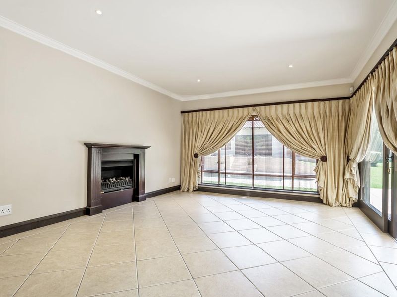 PERFECT HOME FOR ENTERTAINING - Photo 9