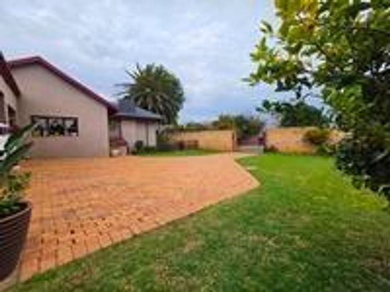 Spacious New Redruth Home with Pool and Modern Extras - Photo 4