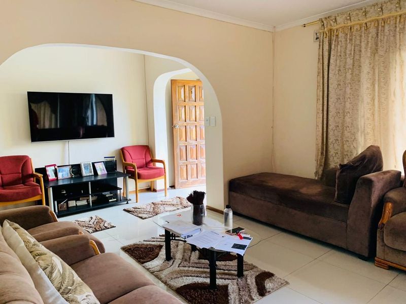 THREE BEDROOM HOUSE FOR SALE IN BEREA WEST - Photo 3