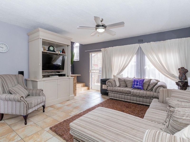 Perfect Lock-Up-and-Go 2-Bedroom Duplex in Norkem Park - Photo 3