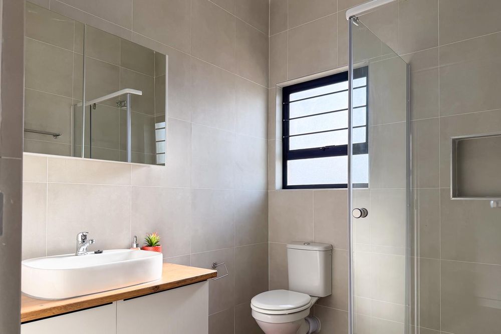Main bedroom ensuite.