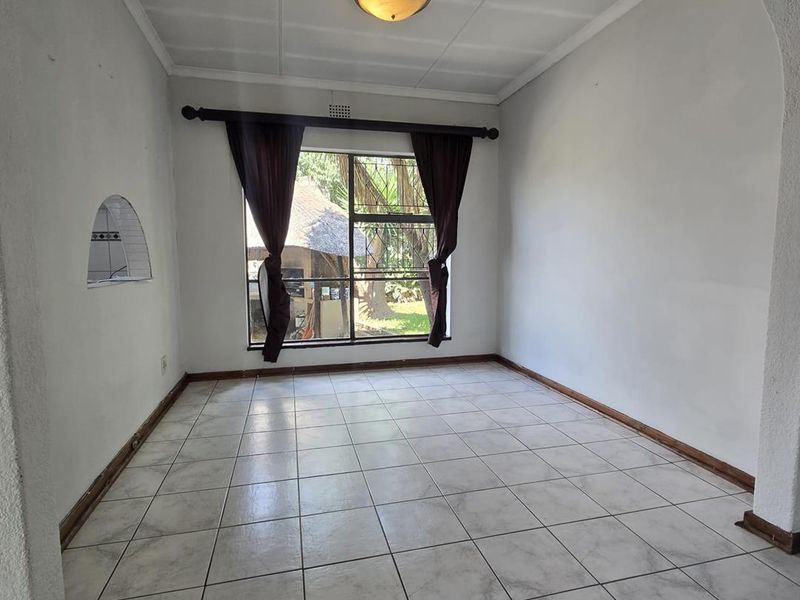 Beautiful 3-bedroom Home with 2-bedroom Flatlet to Rent - Photo 4