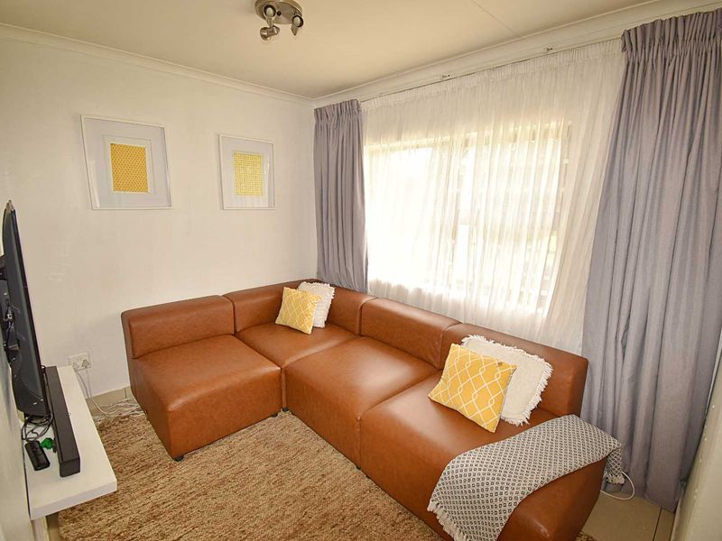 Pet-Friendly 3-Bedroom Simplex Townhouse - Photo 5