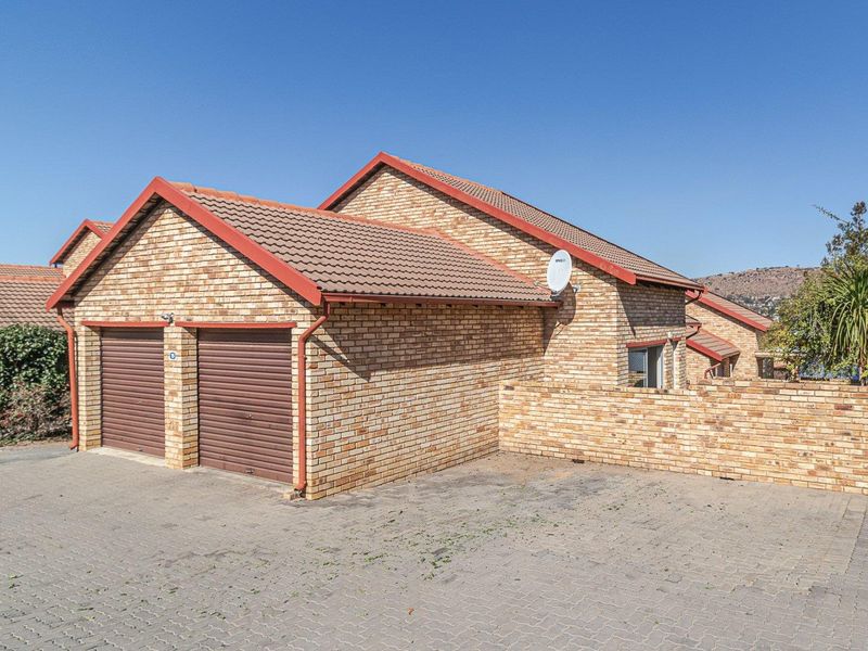 3 Bedroom 2 Bathroom Duplex Townhouse For Sale in Wilgeheuwel - Photo 2