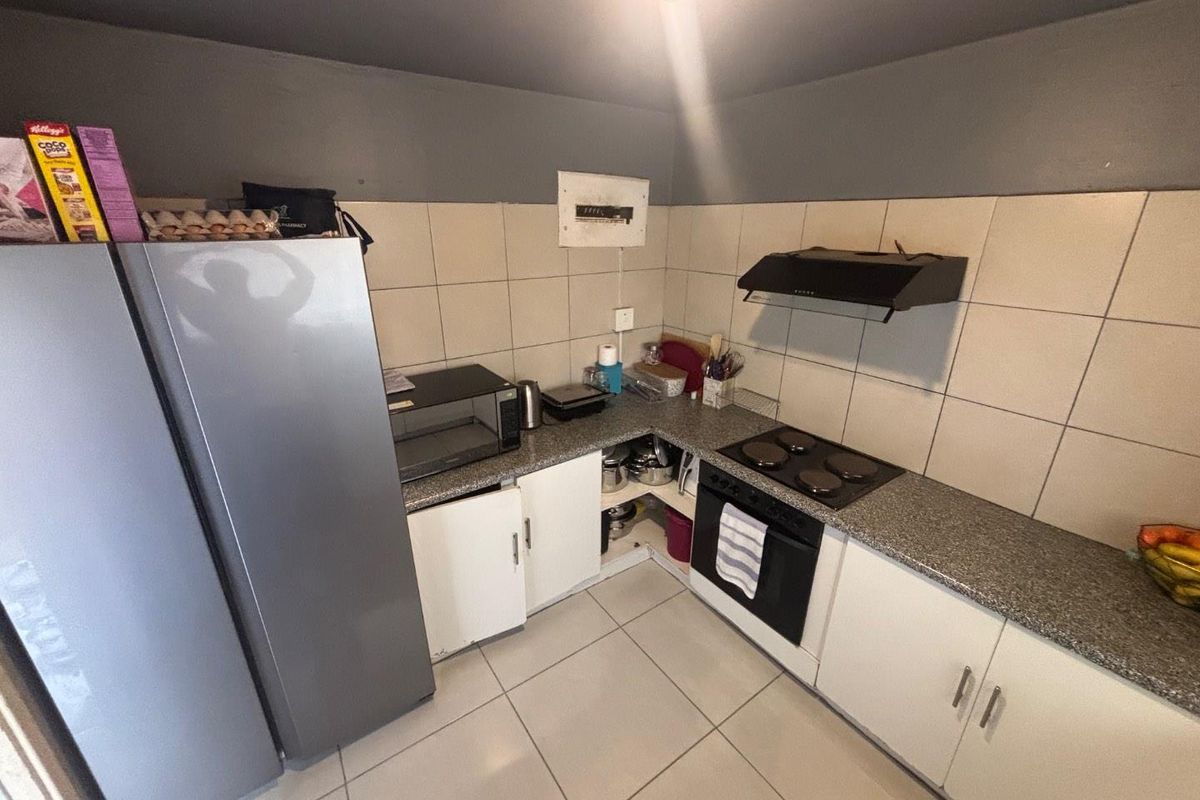 Spacious 2-Bedroom Apartment for Sale – Secure Complex with Pool & Balcony - Photo 4