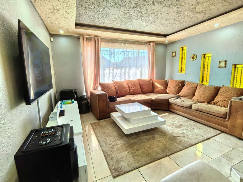 3 BEDROOM HOUSE FOR SALE EXIT 2 **SOLE MANDATE** - Photo 10