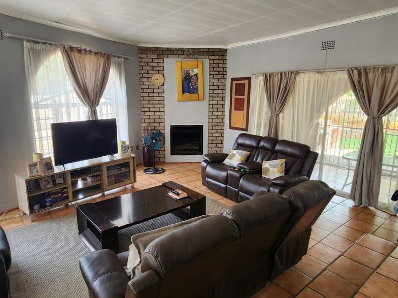 4 Bedroom House For Sale in Selection Park - Photo 1
