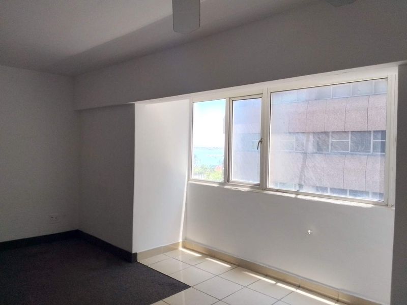 Cozy Bachelor Pad in Prime Location – Act Fast! - Photo 8