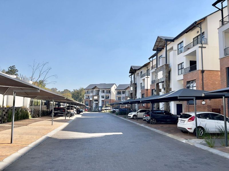 Move-In Ready Luxury Apartment in Linbro Park Sandton - Photo 1
