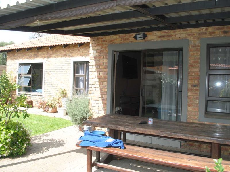 Feast your eyes on this spaciouys modern lovely 3 Bedroom Facebrick Townhouse - Photo 4