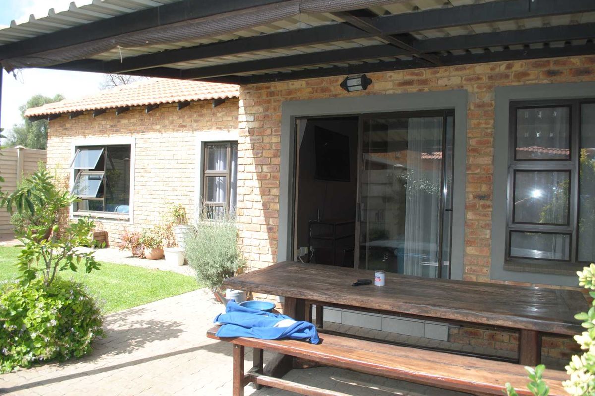 Feast your eyes on this spaciouys modern lovely 3 Bedroom Facebrick Townhouse - Photo 4