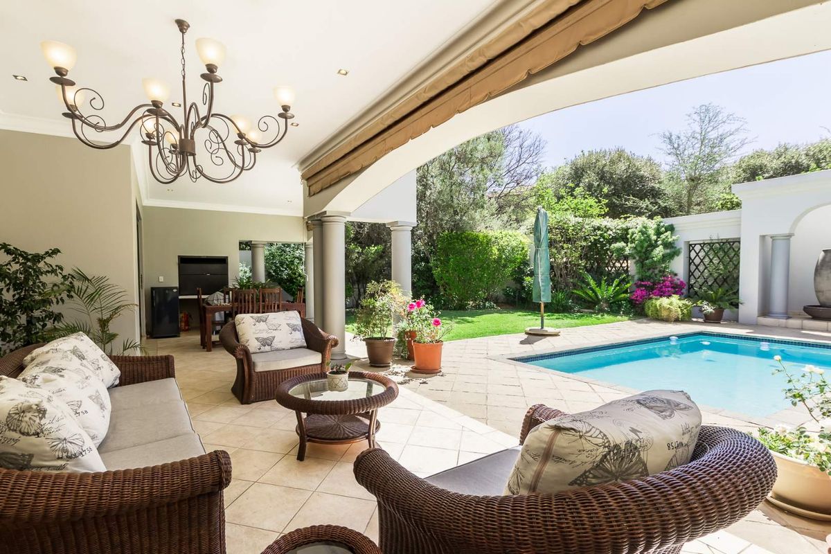 GRACIOUS 5 BEDROOM HOME IN DAINFERN VALLEY ESTATE - Photo 2