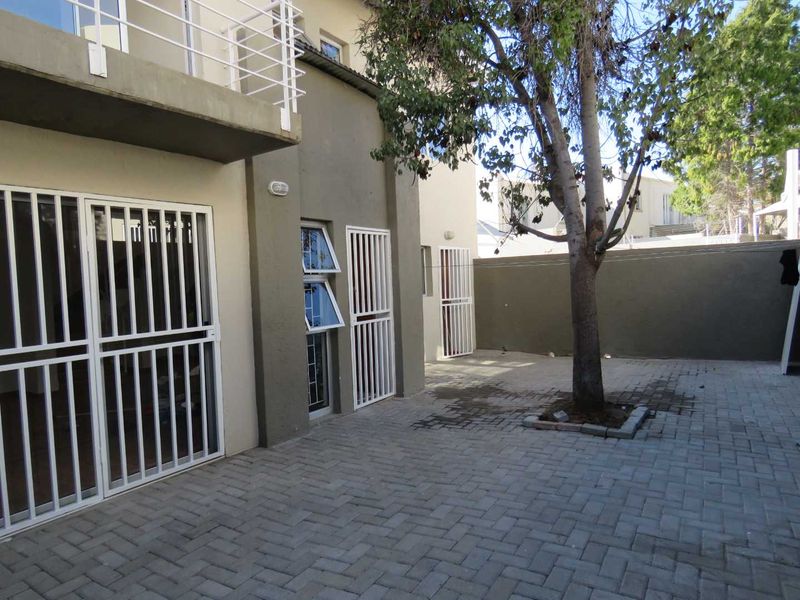Spacious 4-Bed Unit in Secure Avis Complex – 135m2 of Comfort - Photo 1