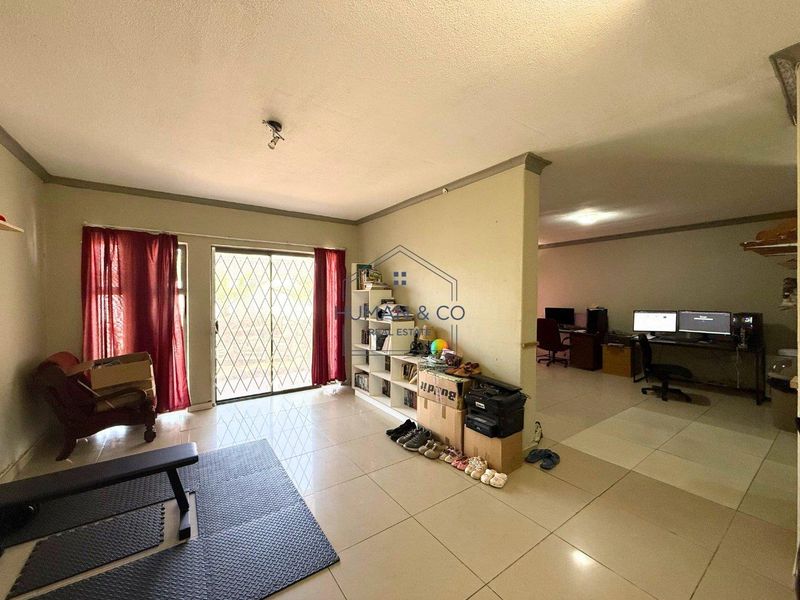 Modern 4-bedroom Home near town center - Photo 7