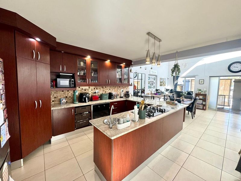3 Bedroom House For Sale in Elisenheim - Photo 2