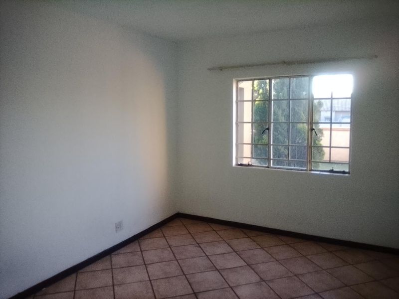 Spacious ground floor unit with own garden - Photo 5