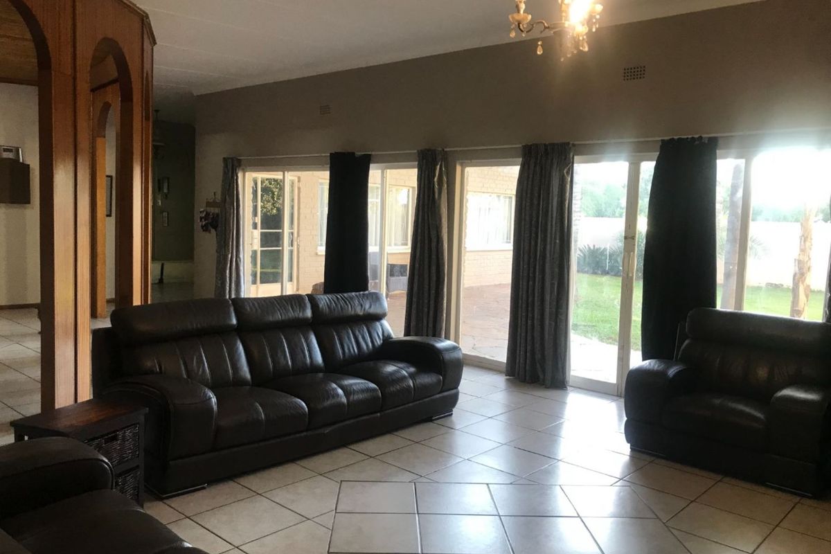 Spacious 4 Bedroom Family Home with lots of potential! - Photo 2