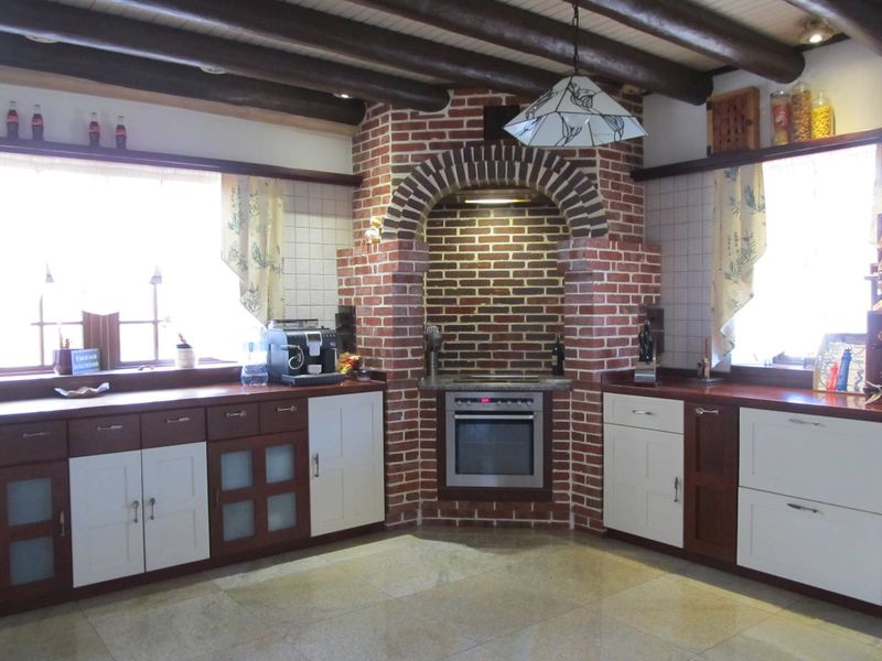 CLASSIC GERMAN STYLE HOME WITH GARDEN FLAT ON DOUBLE ERF - Photo 4