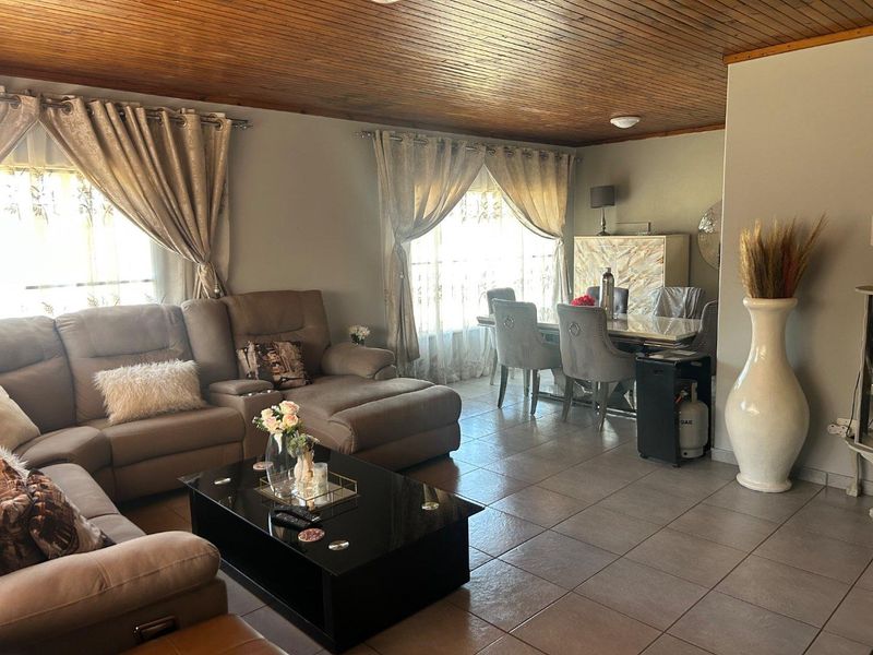 4 Bedroom family house in Booysens - Photo 8