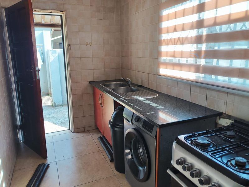 4 or 5 bedroom Double storey, with solar panels! 4 units in this cluster complex! - Photo 4