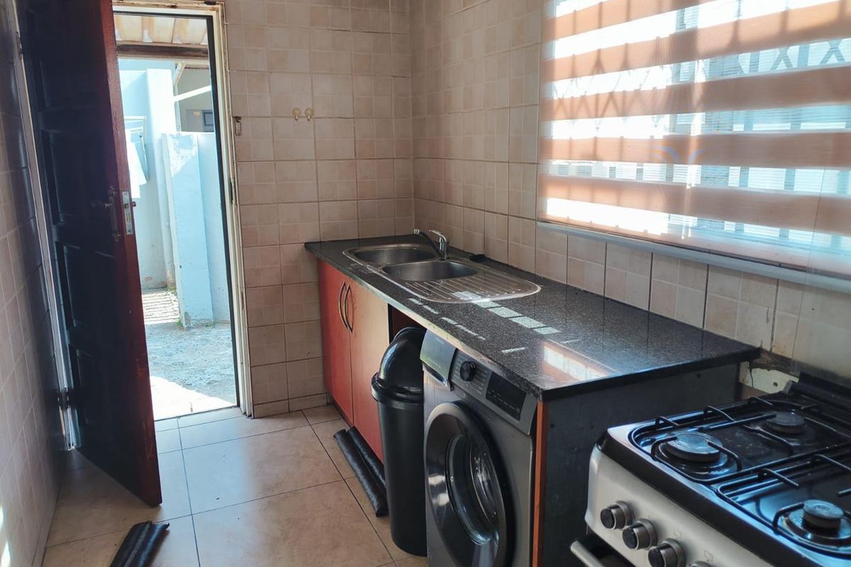 4 or 5 bedroom Double storey, with solar panels! 4 units in this cluster complex! - Photo 4